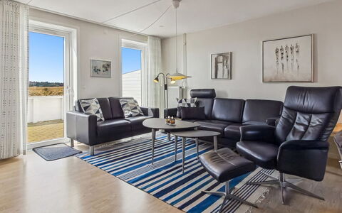Nayana - 2.3Km from the Sea: Mobilia, Pavimentazione, Pavimento, Interior Design, Divano, Soggiorno, Appartamento, Casa, Sedia, Pavimento In Legno