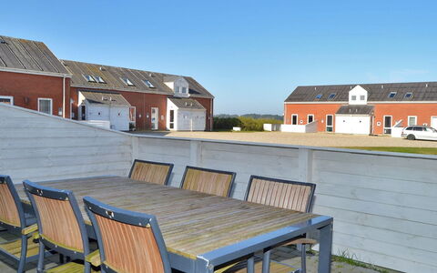 Alfa - 2.3Km from the Sea: Tetto, Casa, Lotto, Casa, Villetta, Estate, Edifici Giardino, Shade, Log Cabin, Landscaping