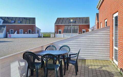 Alfa - 2.3Km from the Sea: Tetto, Casa, Lotto, Casa, Villetta, Estate, Edifici Giardino, Shade, Log Cabin, Landscaping