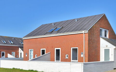 Alfa - 2.3Km from the Sea: Appartamento, Shade, Balcone, Sedia, Recinzione, Mobili Da Esterno, Alluminio, Erba Sintetica
