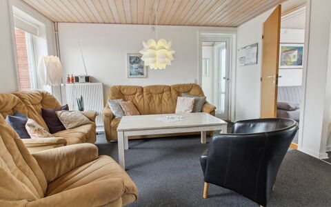 Alfa - 2.3Km from the Sea: Appartamento, Shade, Balcone, Sedia, Recinzione, Mobili Da Esterno, Alluminio, Erba Sintetica