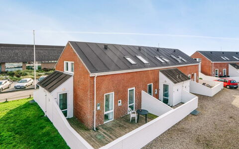 Ginger - 2.3Km from the Sea: Costruzione, Casa, Finestra, Casa, Tetto, Zona Residenziale, Arbusto, Villetta, Lotto