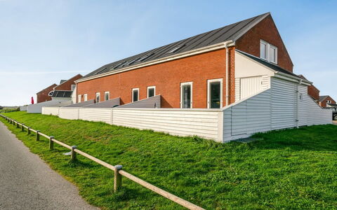Ginger - 2.3Km from the Sea: Costruzione, Casa, Finestra, Casa, Tetto, Zona Residenziale, Arbusto, Villetta, Lotto