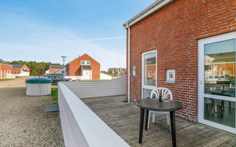 Ginger - 2.3Km from the Sea: Costruzione, Casa, Finestra, Casa, Tetto, Zona Residenziale, Arbusto, Villetta, Lotto