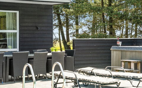 Svanborg - 3.7Km from the Sea: Tetto, Casa, Lotto, Casa, Villetta, Estate, Edifici Giardino, Shade, Log Cabin, Landscaping