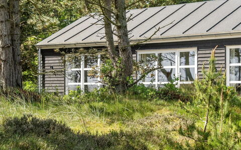 Svanborg - 3.7Km from the Sea: Tetto, Casa, Lotto, Casa, Villetta, Estate, Edifici Giardino, Shade, Log Cabin, Landscaping