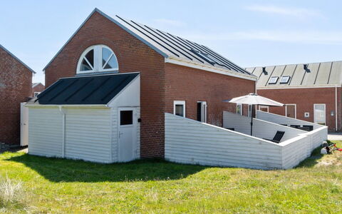 Gaëlle - 2.3Km from the Sea: Costruzione, Casa, Finestra, Casa, Tetto, Zona Residenziale, Arbusto, Villetta, Lotto