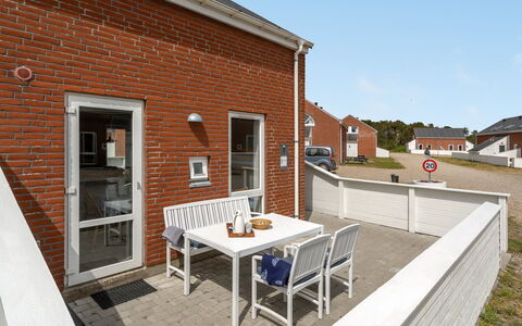 Mariam - 2.3Km from the Sea: Tetto, Casa, Lotto, Casa, Villetta, Estate, Edifici Giardino, Shade, Log Cabin, Landscaping