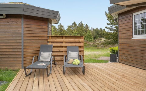 Mariette - 3.1Km from the Sea: Finestra, Facciata, Zona Residenziale, Casa, Materiale Composito, Finestra A Ghigliottina, Estate, Raccordo, Illuminazione Diurna