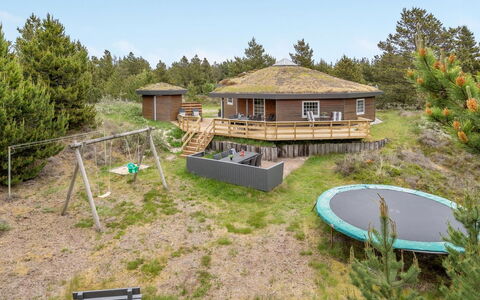 Mariette - 3.1Km from the Sea: Finestra, Facciata, Zona Residenziale, Casa, Materiale Composito, Finestra A Ghigliottina, Estate, Raccordo, Illuminazione Diurna