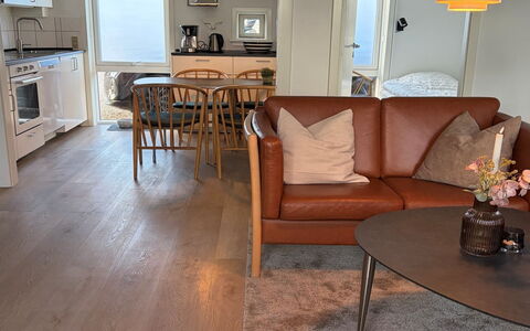 Adils - 2.5Km from the Sea: Mobilia, Pavimento, Pavimentazione, Interior Design, Pavimento In Legno, Legna, Pavimento Laminato, Casa, Soggiorno, Sedia