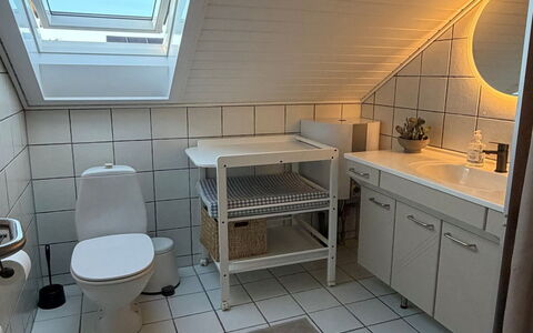 Adils - 2.5Km from the Sea: Idraulico Fixture, Lavello, Pavimentazione, Pavimento, Lavandino Del Bagno, Interior Design, Rubinetto, Bagno, Idraulico, Gabinetto