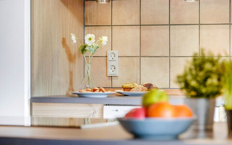 Gabriela - 1Km from the Sea: Cucina, Controsoffitto, Elettrodomestico Da Cucina, Tavola, Interior Design, Cabinetry, Elettrodomestico, Cibo, Mobilia