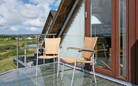 Merisa - 2.5Km from the Sea: Sedia, Latifoglie, Color Legno, Pavimento In Legno, Illuminazione Diurna, Eco Hotel, Balcone, Mobili Da Esterno, Deck, Alluminio