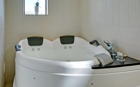 Merisa - 2.5Km from the Sea: Vasca Da Bagno, Idraulico Fixture, Bagno, Idraulico, Rubinetto, Vasca Idromassaggio, Lavello, Design