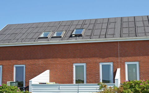 Drita - 2.3Km from the Sea: Energia Solare, Materiale Composito, Energia Solare, Pendenza, Brick, Illuminazione Diurna, Raccordo