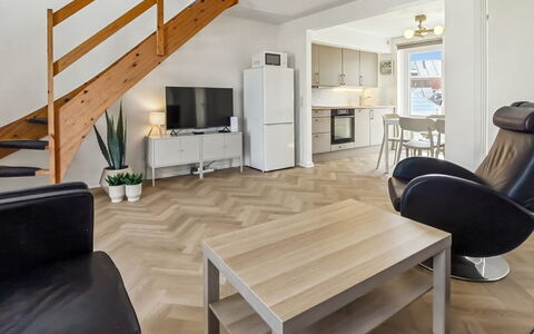 Mildred - 2.3Km from the Sea: Mobilia, Pavimentazione, Interior Design, Pavimento, Legna, Soffitto, Pavimento In Legno, Camera, Divano, Soggiorno
