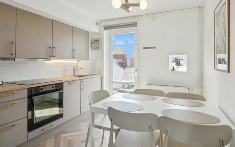Mildred - 2.3Km from the Sea: Pavimentazione, Interior Design, Pavimento, Legna, Soffitto, Mobilia, Appartamento, Cucina, Camera, Illuminazione
