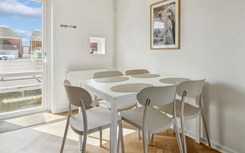 Mildred - 2.3Km from the Sea: Pavimentazione, Mobilia, Pavimento, Legna, Interior Design, Cucina & Sala Da Pranzo Tavolo, Sedia, Sala Da Pranzo, Soffitto, Tavolo