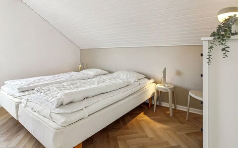 Mildred - 2.3Km from the Sea: Pavimentazione, Legna, Pavimento, Camera Da Letto, Interior Design, Soffitto, Lenzuolo, Letto, Bedding, Telaio Del Letto