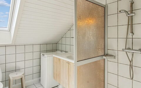 Mildred - 2.3Km from the Sea: Pavimentazione, Pavimento, Idraulico Fixture, Interior Design, Soffitto, Idraulico, Piastrella, Rubinetto, Materiale Composito, Bagno