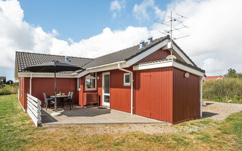 Hermandine - 700M from the Sea: Tetto, Casa, Lotto, Casa, Villetta, Estate, Edifici Giardino, Shade, Log Cabin, Landscaping