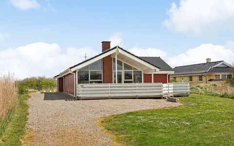 Hermandine - 700M from the Sea: Tetto, Casa, Lotto, Casa, Villetta, Estate, Edifici Giardino, Shade, Log Cabin, Landscaping