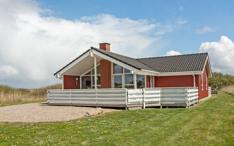 Hermandine - 700M from the Sea: Tetto, Casa, Lotto, Casa, Villetta, Estate, Edifici Giardino, Shade, Log Cabin, Landscaping