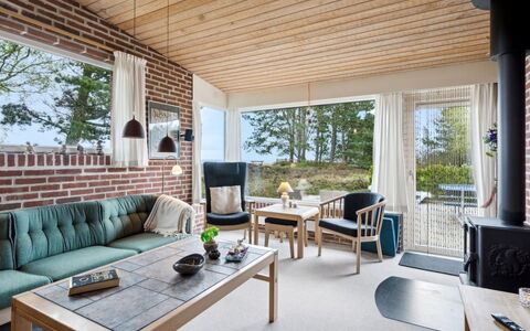 Sedine - 3.9Km from the Sea: Mobilia, Legna, Interior Design, Casa, Sedia, Soggiorno, Soffitto, Divano, Color Legno, Cucina & Sala Da Pranzo Tavolo