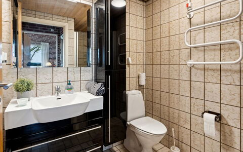 Sedine - 3.9Km from the Sea: Bagno, Idraulico Fixture, Pavimentazione, Interior Design, Pavimento, Lavandino Del Bagno, Lavello, Gabinetto, Toilet Seat, Rubinetto