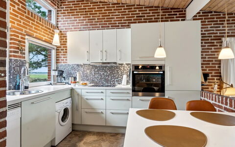 Sedine - 3.9Km from the Sea: Cucina, Interior Design, Legna, Pavimentazione, Controsoffitto, Soffitto, Mobilia, Cabinetry, Lampada, Pavimento
