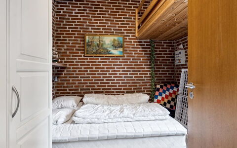 Sedine - 3.9Km from the Sea: Parete, Legna, Camera Da Letto, Mobilia, Interior Design, Letto, Pavimento, Pavimentazione, Bedding, Lenzuolo