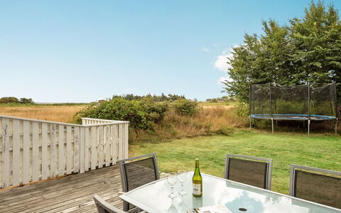 Willi - 3Km from the Sea: Tetto, Casa, Lotto, Casa, Villetta, Estate, Edifici Giardino, Shade, Log Cabin, Landscaping
