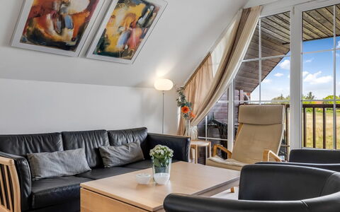 Perttu - 3.5Km from the Sea: Mobilia, Interior Design, Divano, Pavimentazione, Legna, Pavimento, Soffitto, Sedia, Soggiorno, Camera
