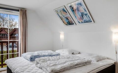 Perttu - 3.5Km from the Sea: Camera Da Letto, Letto, Lenzuolo, Bedding, Casa, Interior Design, Mobilia, Biancheria, Telaio Del Letto, Pavimento