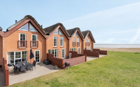 Perttu - 3.5Km from the Sea: Tetto, Casa, Lotto, Casa, Villetta, Estate, Edifici Giardino, Shade, Log Cabin, Landscaping