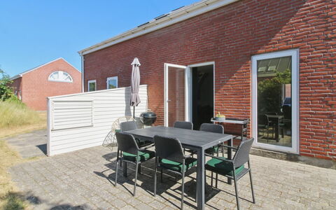 Nase - 2Km from the Sea: Arbusto, Urban Design, Groundcover, Brick, Appartamento, Estate, Muratura, Balcone, Landscaping