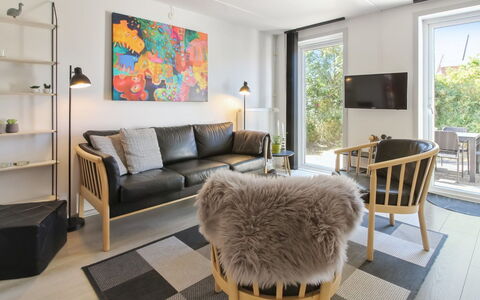 Nase - 2Km from the Sea: Arbusto, Urban Design, Groundcover, Brick, Appartamento, Estate, Muratura, Balcone, Landscaping