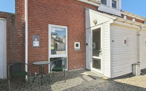 Nase - 2Km from the Sea: Arbusto, Urban Design, Groundcover, Brick, Appartamento, Estate, Muratura, Balcone, Landscaping