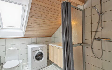 Rebus - 2.3Km from the Sea: Pavimentazione, Idraulico Fixture, Pavimento, Legna, Interior Design, Soffitto, Idraulico, Rubinetto, Lavello, Bagno