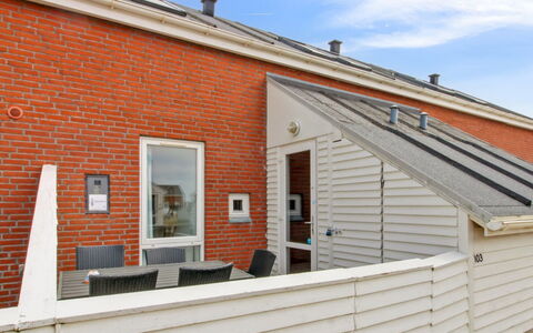 Rebus - 2.3Km from the Sea: Tetto, Casa, Raccordo, Materiale Composito, Porta, Brick, Muratura, Villetta, Pendenza