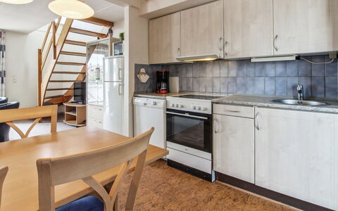 Rebus - 2.3Km from the Sea: Mobilia, Pavimentazione, Pavimento, Interior Design, Legna, Soffitto, Cucina, Pavimento In Legno, Camera, Controsoffitto