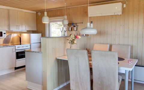 Zekine - 2.5Km from the Sea: Pavimentazione, Mobilia, Interior Design, Legna, Pavimento, Controsoffitto, Soffitto, Camera, Cucina, Cabinetry