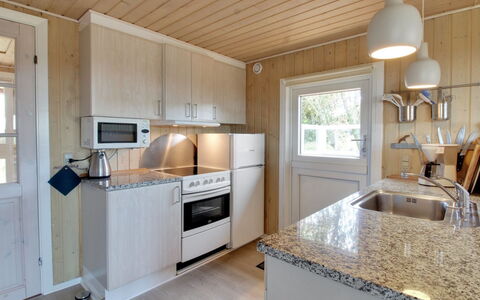 Zekine - 2.5Km from the Sea: Cucina, Legna, Elettrodomestico Da Cucina, Controsoffitto, Apparecchio Major, Pavimentazione, Interior Design, Cabinetry, Pavimento, Lavandino Della Cucina
