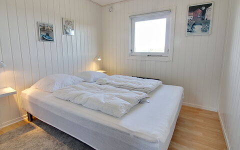 Zekine - 2.5Km from the Sea: Legna, Pavimento, Camera Da Letto, Plank, Latifoglie, Pavimento In Legno, Letto, Bedding, Lenzuolo, Color Legno