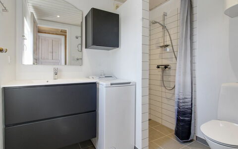 Zekine - 2.5Km from the Sea: Pavimentazione, Idraulico Fixture, Pavimento, Lavello, Interior Design, Lavandino Del Bagno, Mobiletto Del Bagno, Bagno, Rubinetto, Gabinetto