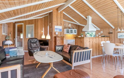 Bruna - 2Km from the Sea: Mobilia, Legna, Interior Design, Pavimentazione, Pavimento, Sedia, Camera, Soffitto, Soggiorno, Appartamento