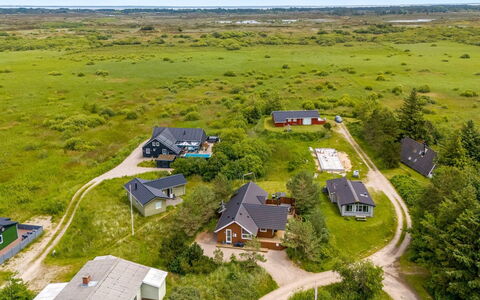 Svenny - 800M from the Sea: Tetto, Casa, Zona Residenziale, Casa, Estate, Villetta, Design