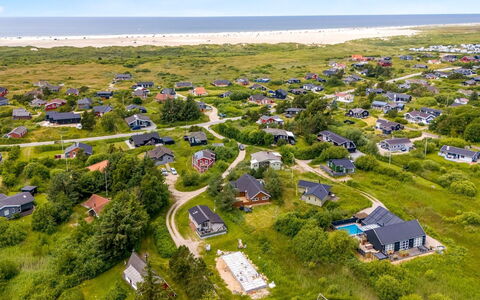 Svenny - 800M from the Sea: Tetto, Casa, Zona Residenziale, Casa, Estate, Villetta, Design