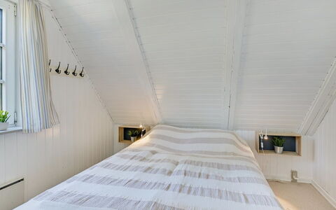 Trana - 2Km from the Sea: Legna, Soffitto, Interior Design, Camera Da Letto, Pavimentazione, Pavimento, Letto, Illuminazione, Camera, Bedding